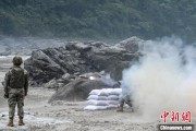 六爻自学西藏军区某部高原峡谷实弹射击 锤炼实战能力