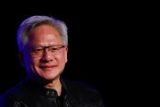 六爻自学英伟达黄仁勋：编程人工智能如今就像训练一个人
