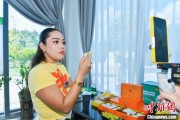 六爻自学泰国主播品三亚榴莲：“尝到了家乡味”