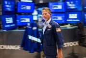 六爻自学尾盘：美股小幅上扬 标普指数上涨约0.3%