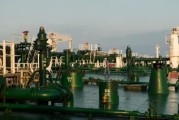 六爻自学国际油价周二收高 地缘政治担忧与美元走弱双重支撑